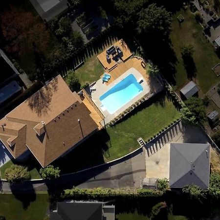 Luxurious 5 Bedroom House With Pool & Sauna ウェストケロウナ エクステリア 写真