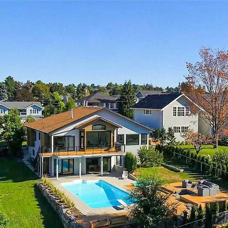 Luxurious 5 Bedroom House With Pool & Sauna ウェストケロウナ エクステリア 写真