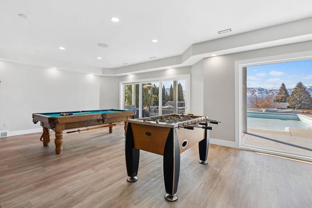 Luxurious 5 Bedroom House With Pool & Sauna ウェストケロウナ エクステリア 写真