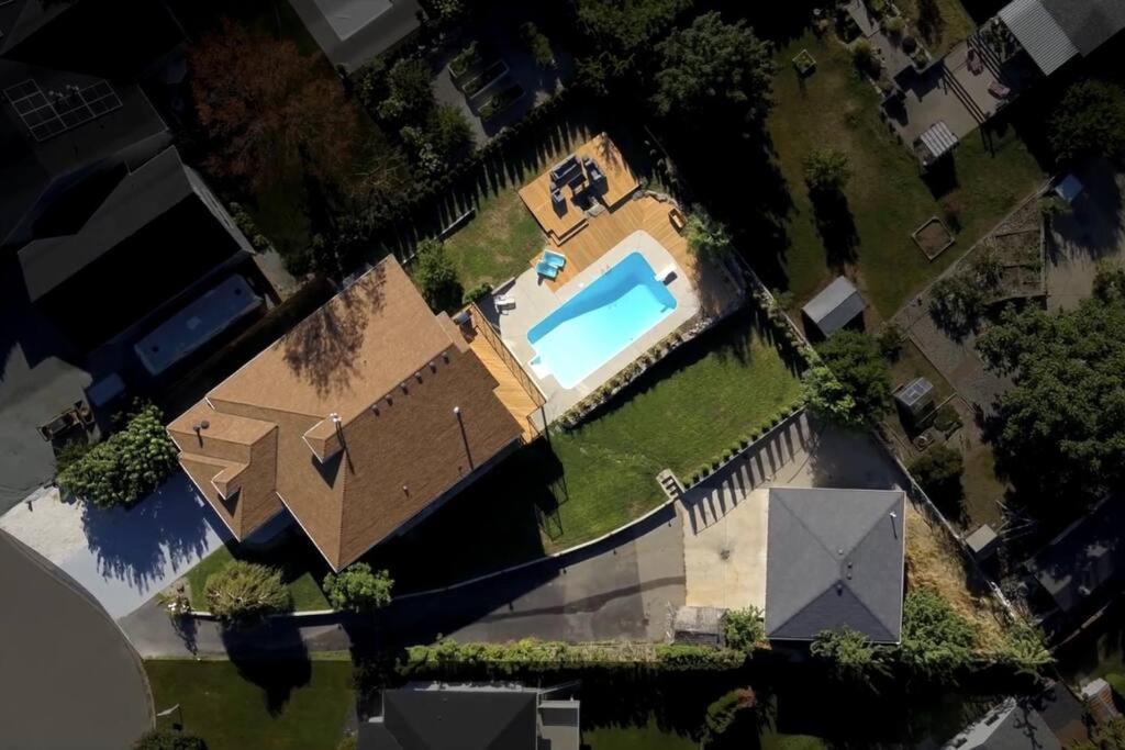 Luxurious 5 Bedroom House With Pool & Sauna ウェストケロウナ エクステリア 写真