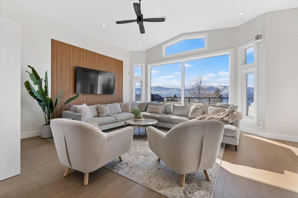 Luxurious 5 Bedroom House With Pool & Sauna ウェストケロウナ エクステリア 写真