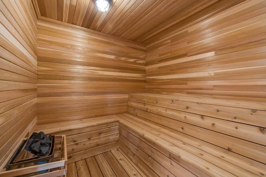 Luxurious 5 Bedroom House With Pool & Sauna ウェストケロウナ エクステリア 写真