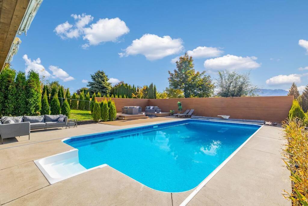 Luxurious 5 Bedroom House With Pool & Sauna ウェストケロウナ エクステリア 写真