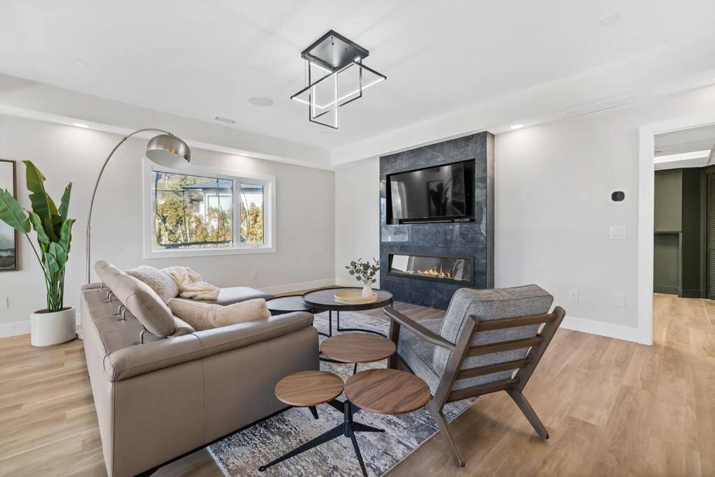 Luxurious 5 Bedroom House With Pool & Sauna ウェストケロウナ エクステリア 写真
