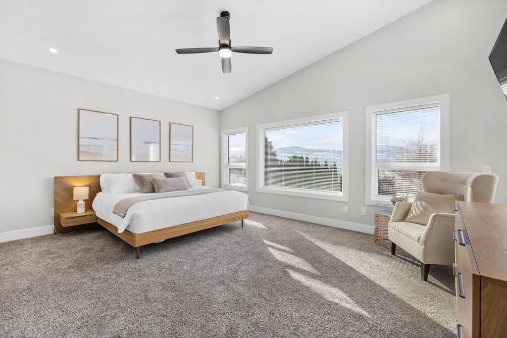 Luxurious 5 Bedroom House With Pool & Sauna ウェストケロウナ エクステリア 写真