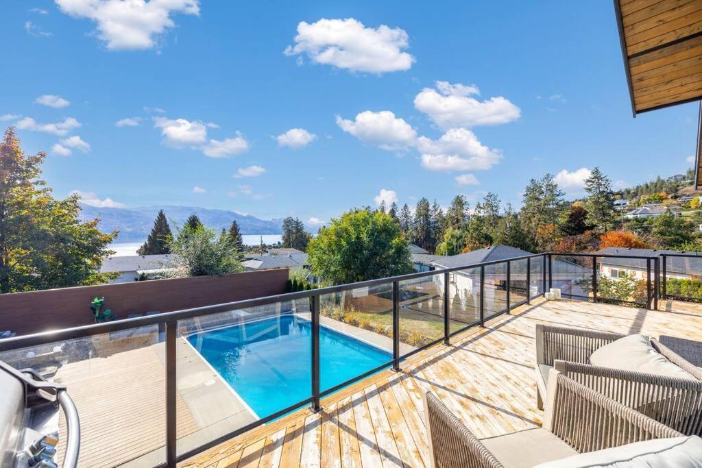 Luxurious 5 Bedroom House With Pool & Sauna ウェストケロウナ エクステリア 写真