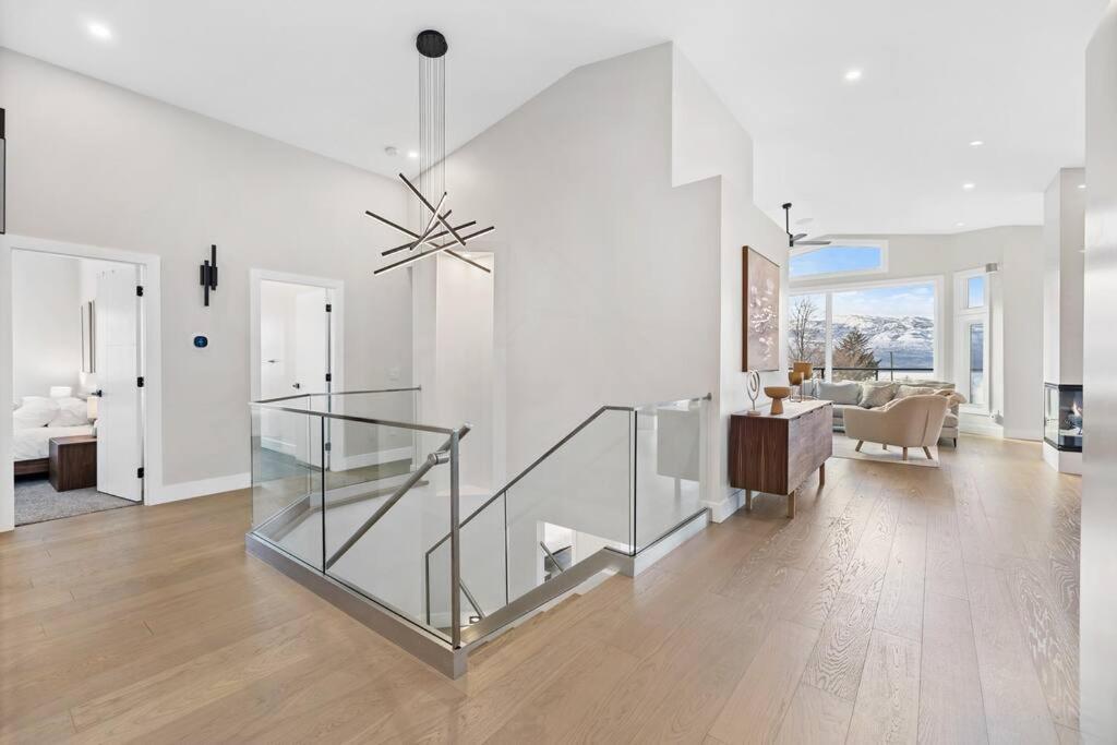 Luxurious 5 Bedroom House With Pool & Sauna ウェストケロウナ エクステリア 写真