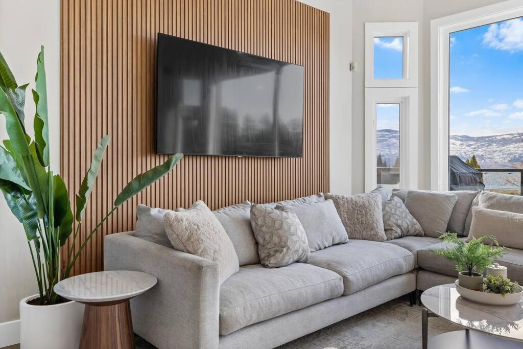 Luxurious 5 Bedroom House With Pool & Sauna ウェストケロウナ エクステリア 写真