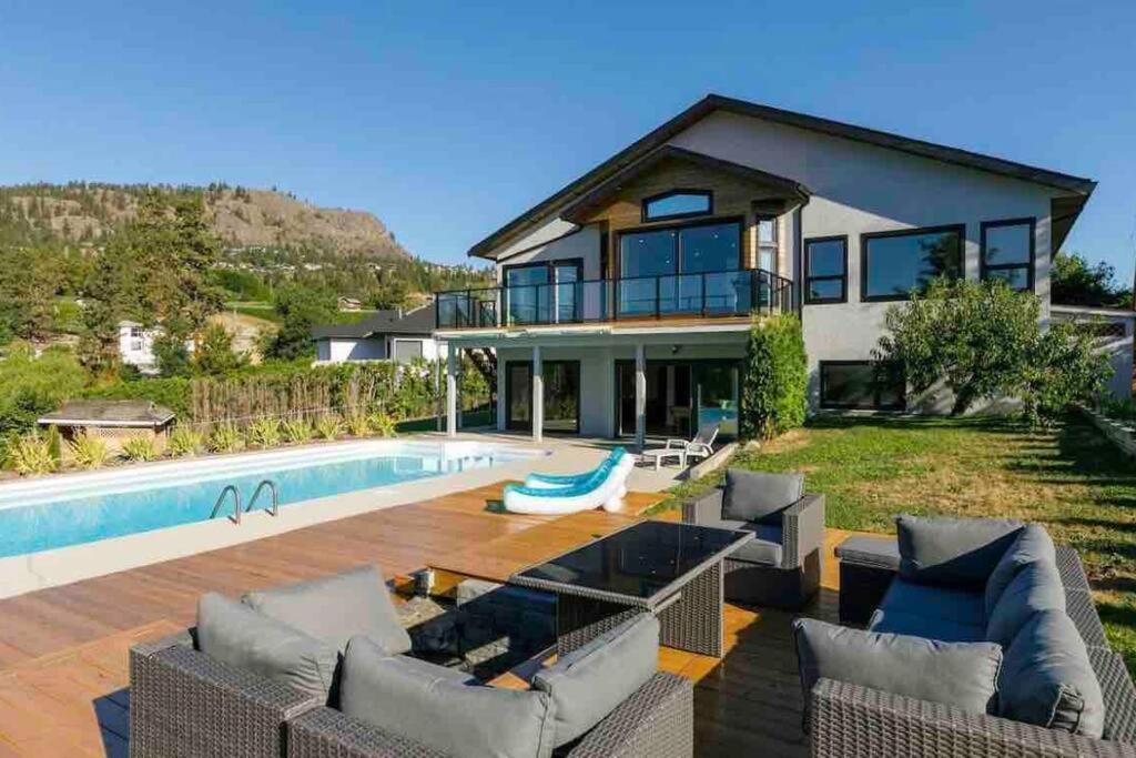 Luxurious 5 Bedroom House With Pool & Sauna ウェストケロウナ エクステリア 写真