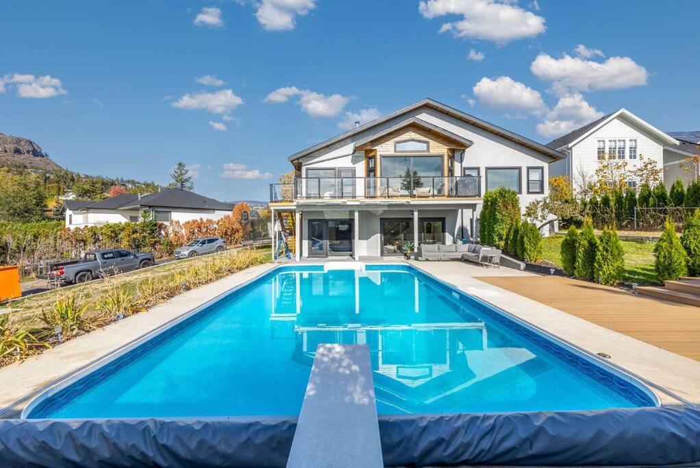 Luxurious 5 Bedroom House With Pool & Sauna ウェストケロウナ エクステリア 写真