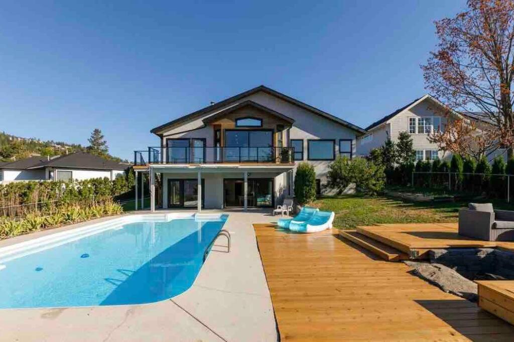 Luxurious 5 Bedroom House With Pool & Sauna ウェストケロウナ エクステリア 写真