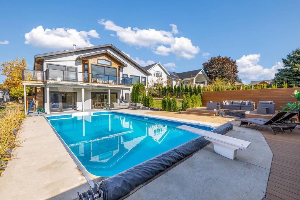 Luxurious 5 Bedroom House With Pool & Sauna ウェストケロウナ エクステリア 写真