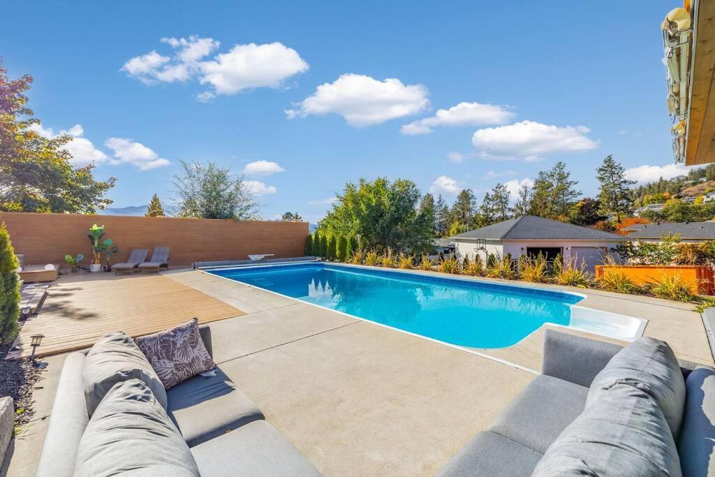 Luxurious 5 Bedroom House With Pool & Sauna ウェストケロウナ エクステリア 写真