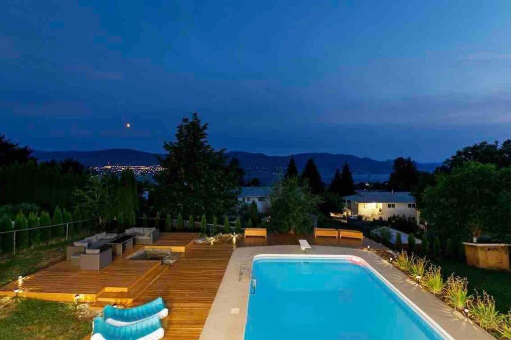 Luxurious 5 Bedroom House With Pool & Sauna ウェストケロウナ エクステリア 写真