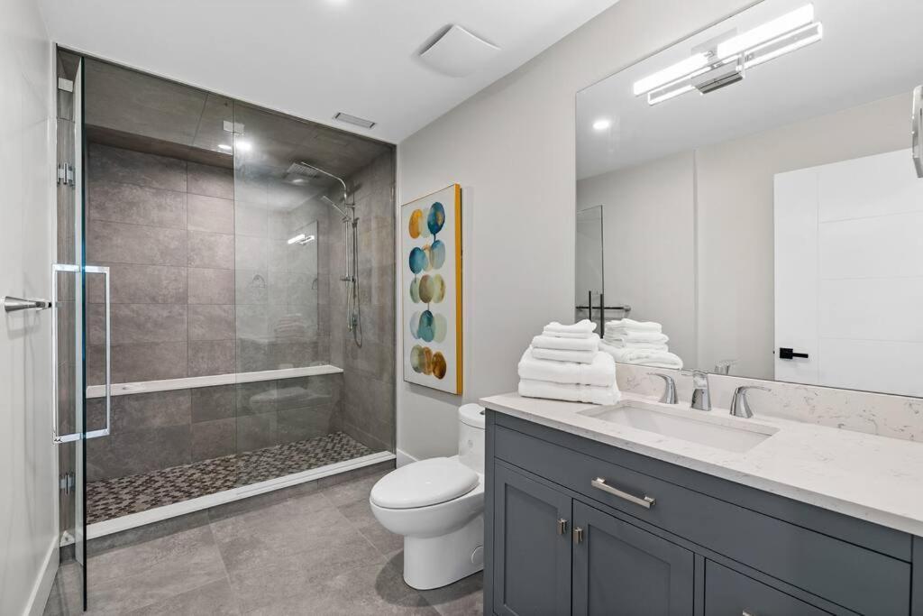 Luxurious 5 Bedroom House With Pool & Sauna ウェストケロウナ エクステリア 写真
