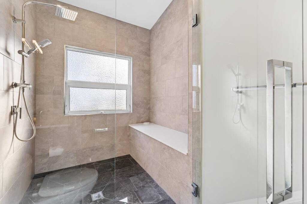 Luxurious 5 Bedroom House With Pool & Sauna ウェストケロウナ エクステリア 写真
