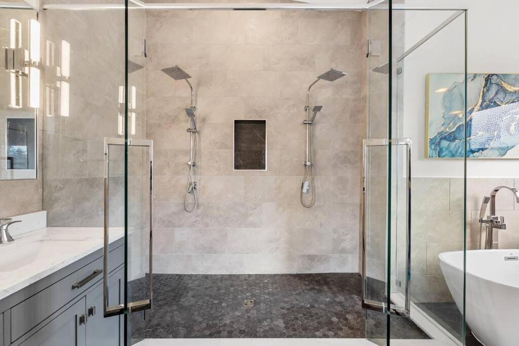 Luxurious 5 Bedroom House With Pool & Sauna ウェストケロウナ エクステリア 写真