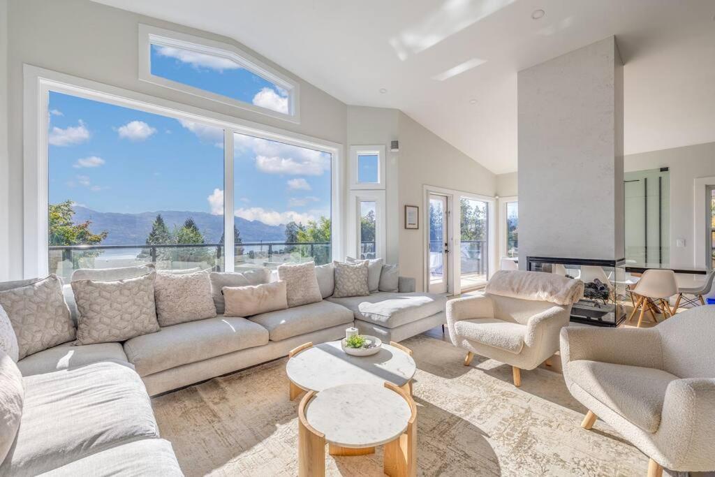 Luxurious 5 Bedroom House With Pool & Sauna ウェストケロウナ エクステリア 写真