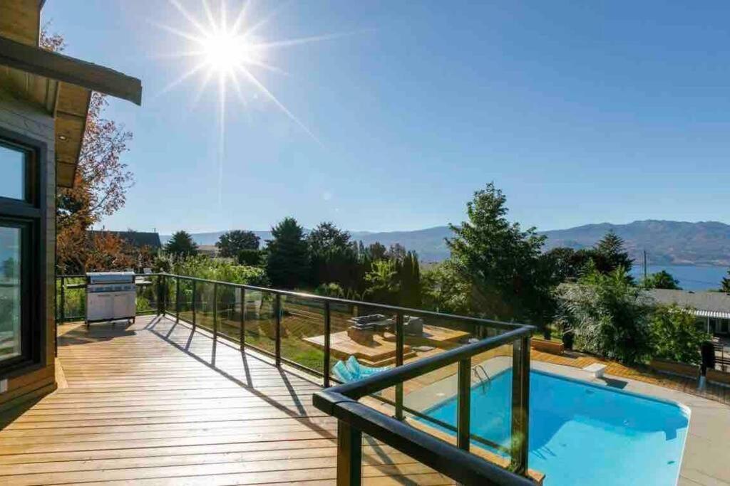 Luxurious 5 Bedroom House With Pool & Sauna ウェストケロウナ エクステリア 写真