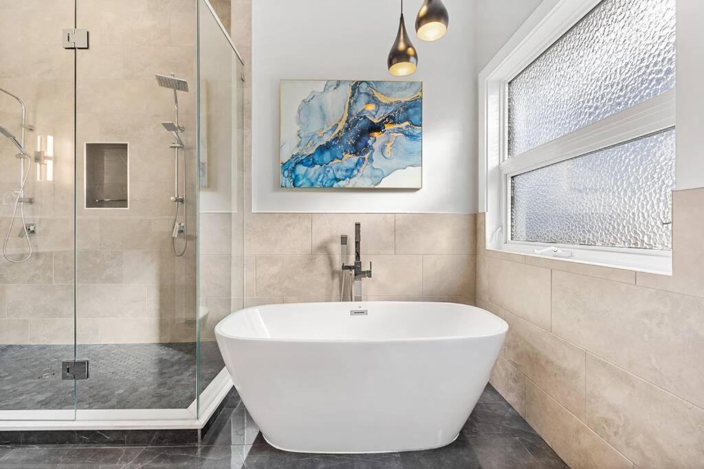 Luxurious 5 Bedroom House With Pool & Sauna ウェストケロウナ エクステリア 写真