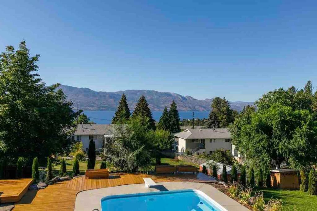 Luxurious 5 Bedroom House With Pool & Sauna ウェストケロウナ エクステリア 写真