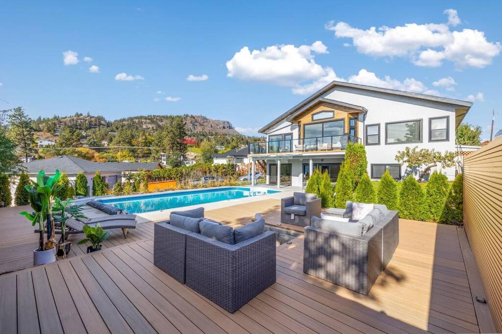 Luxurious 5 Bedroom House With Pool & Sauna ウェストケロウナ エクステリア 写真