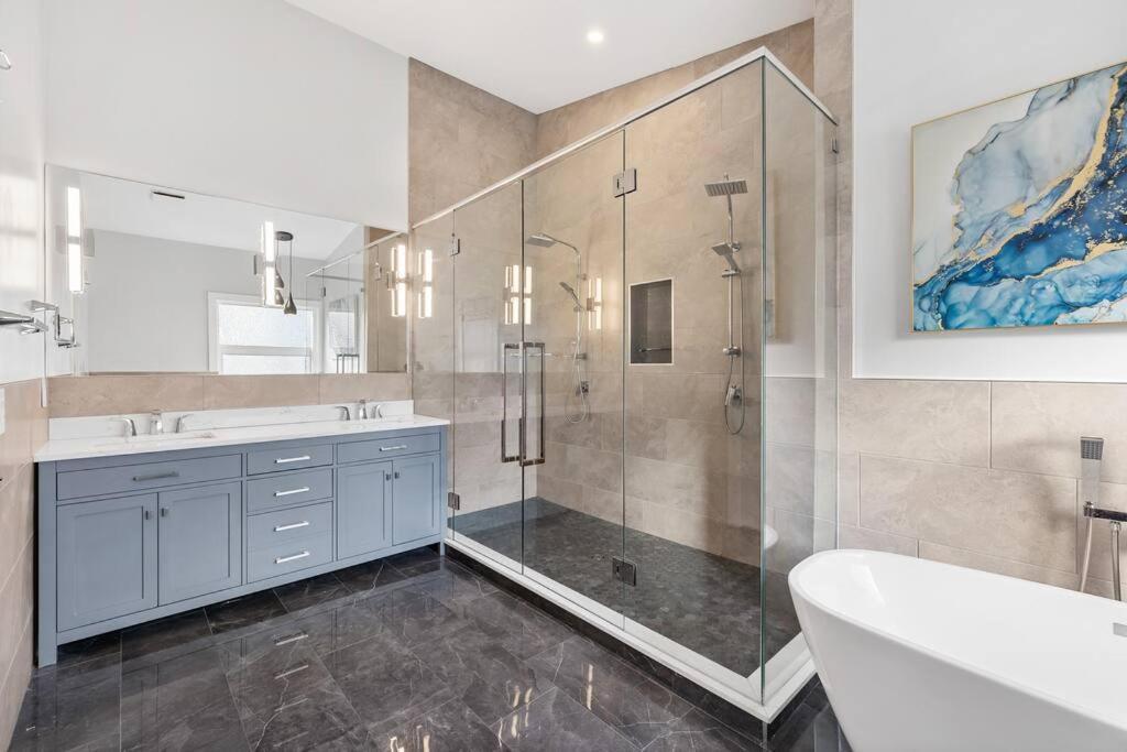 Luxurious 5 Bedroom House With Pool & Sauna ウェストケロウナ エクステリア 写真