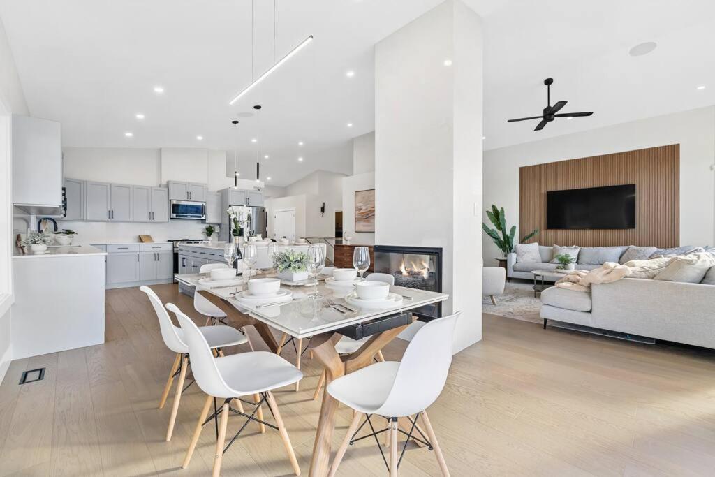Luxurious 5 Bedroom House With Pool & Sauna ウェストケロウナ エクステリア 写真