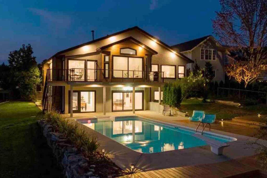 Luxurious 5 Bedroom House With Pool & Sauna ウェストケロウナ エクステリア 写真