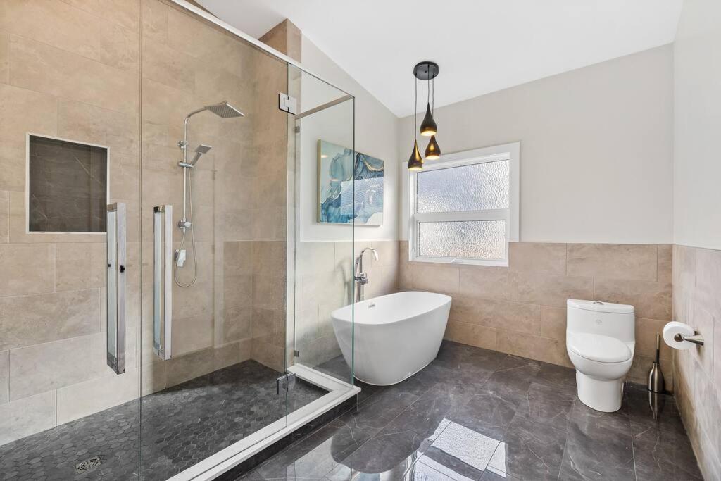 Luxurious 5 Bedroom House With Pool & Sauna ウェストケロウナ エクステリア 写真