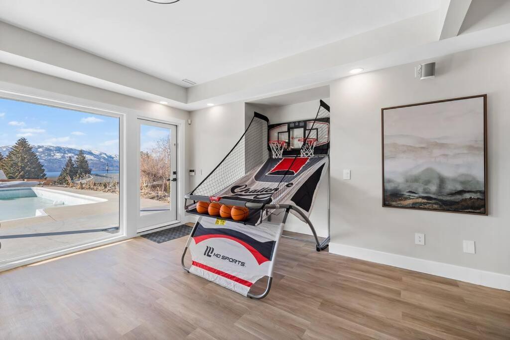 Luxurious 5 Bedroom House With Pool & Sauna ウェストケロウナ エクステリア 写真