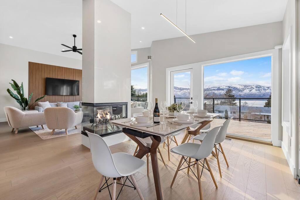 Luxurious 5 Bedroom House With Pool & Sauna ウェストケロウナ エクステリア 写真