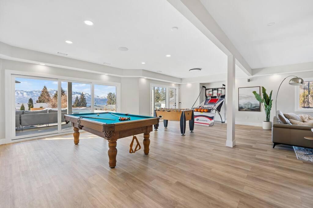 Luxurious 5 Bedroom House With Pool & Sauna ウェストケロウナ エクステリア 写真