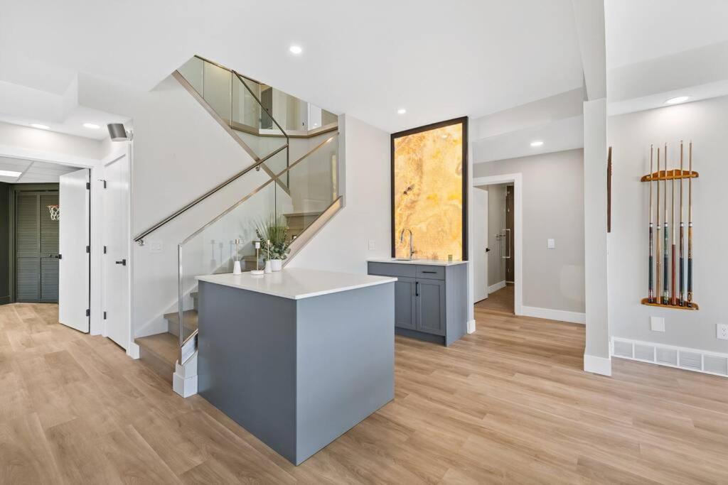 Luxurious 5 Bedroom House With Pool & Sauna ウェストケロウナ エクステリア 写真