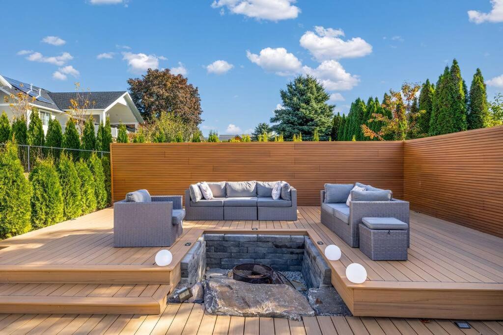 Luxurious 5 Bedroom House With Pool & Sauna ウェストケロウナ エクステリア 写真