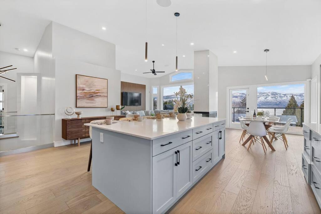 Luxurious 5 Bedroom House With Pool & Sauna ウェストケロウナ エクステリア 写真