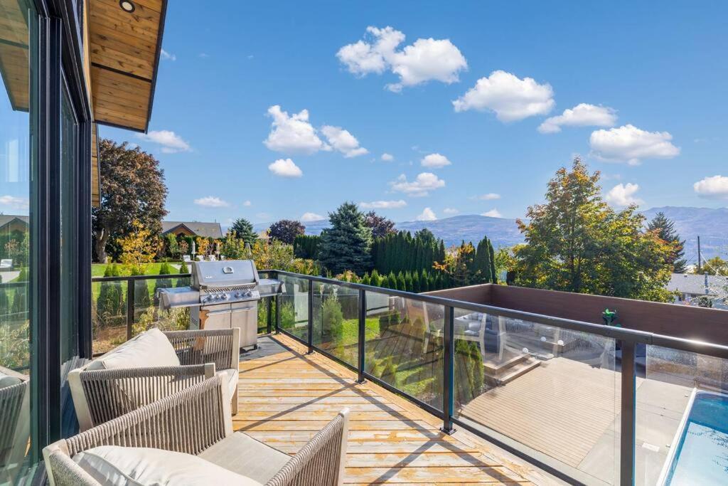 Luxurious 5 Bedroom House With Pool & Sauna ウェストケロウナ エクステリア 写真