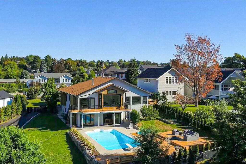 Luxurious 5 Bedroom House With Pool & Sauna ウェストケロウナ エクステリア 写真